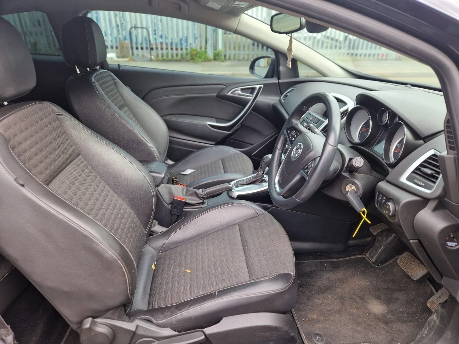 Opel Astra GTC 2, 0 дизел Автомоатик, снимка 8 - Автомобили и джипове - 56745391