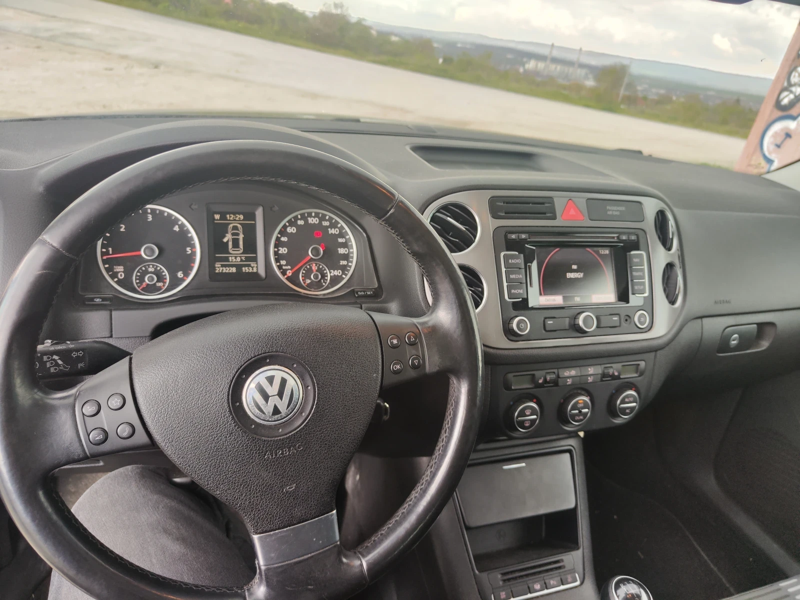 VW Tiguan, снимка 11 - Автомобили и джипове - 54396892