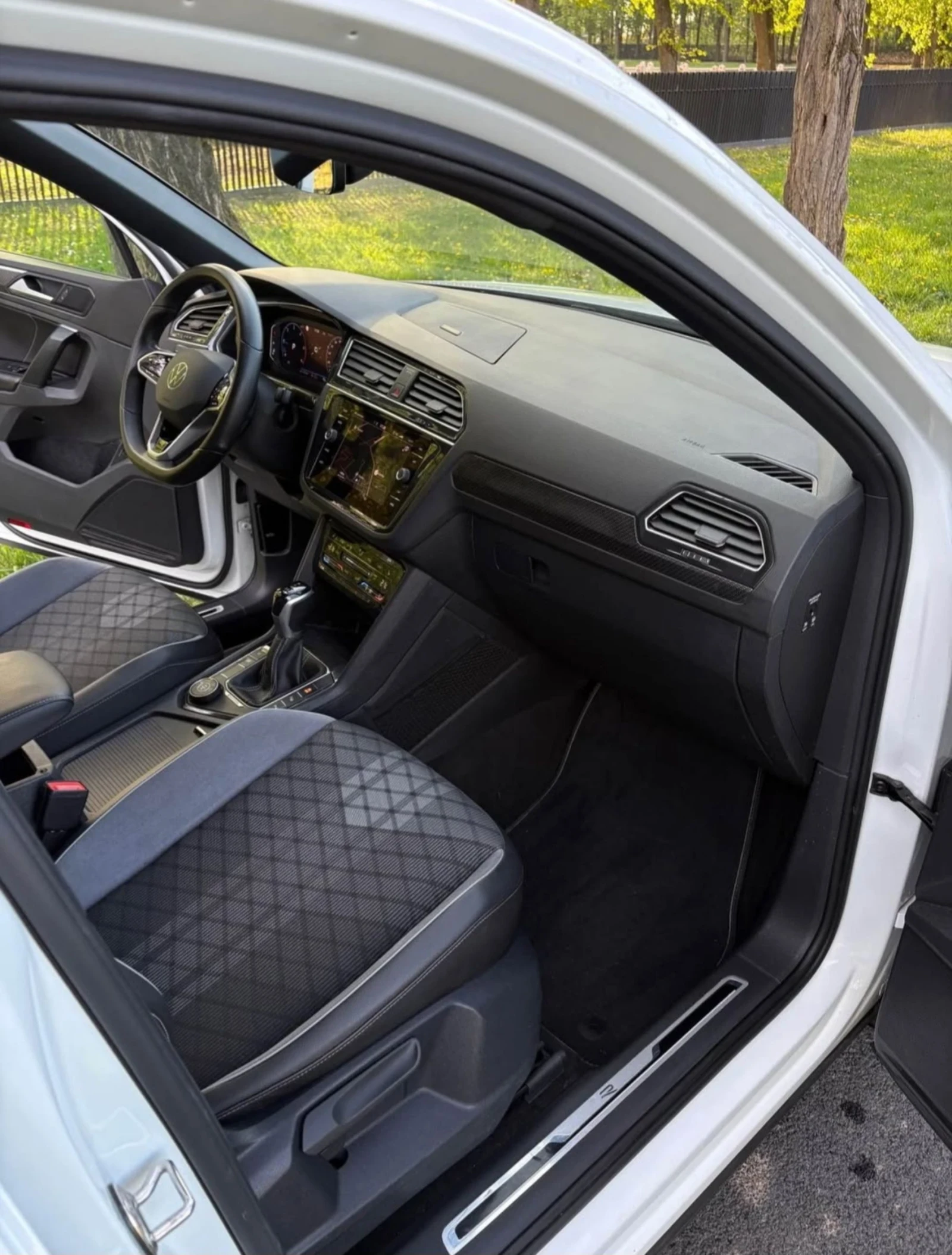 VW Tiguan 2.0, RLINE, 4MOTION, снимка 6 - Автомобили и джипове - 54435813