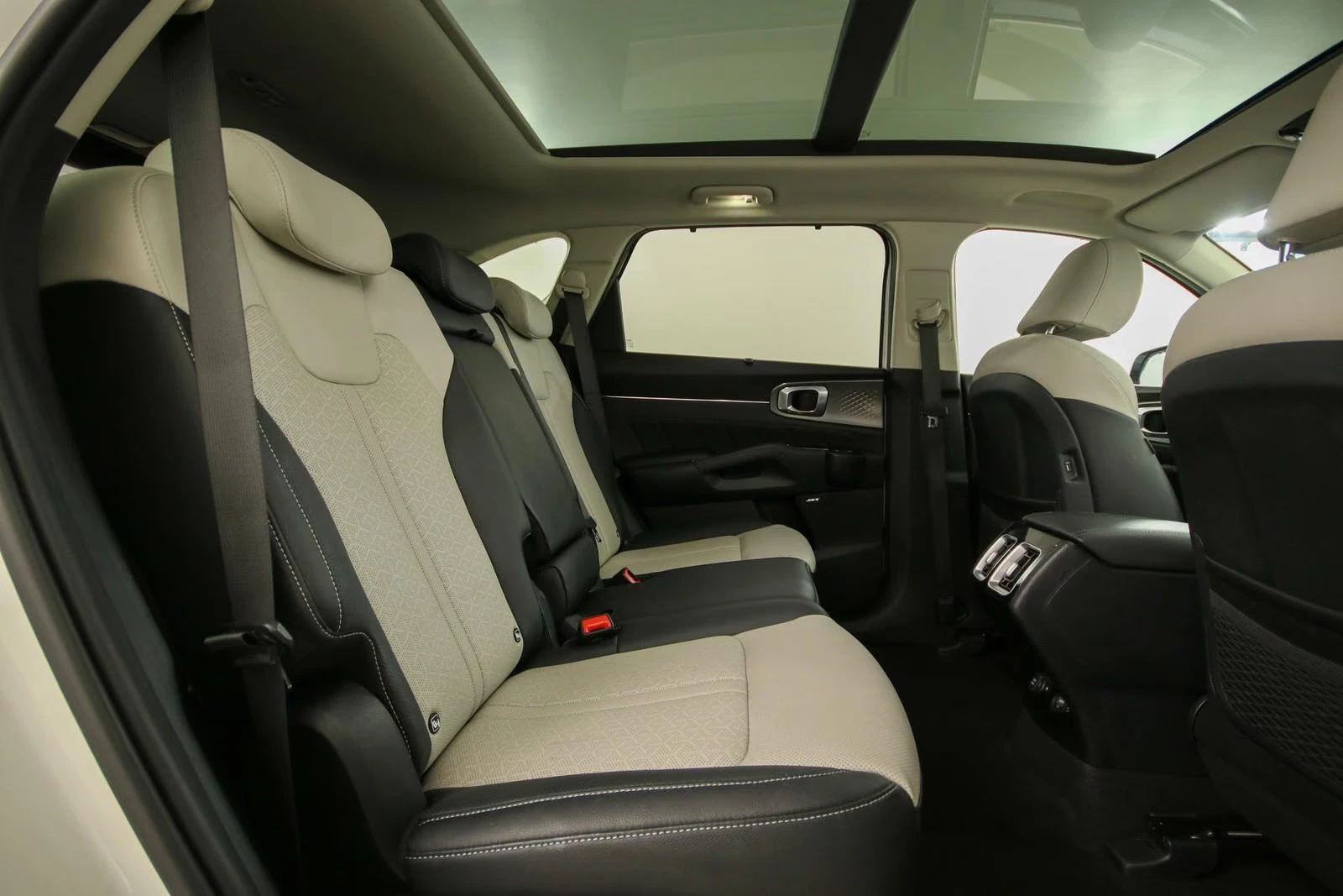 Kia Sorento PHEV/265HP/PLATINUM/4WD/PANO/360/MEMO/HUD/599q, снимка 16 - Автомобили и джипове - 55688537