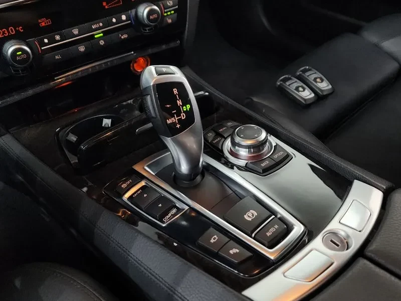 BMW 740 i M Sports, снимка 9 - Автомобили и джипове - 54600898
