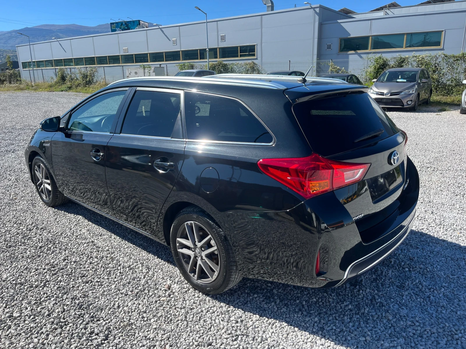 Toyota Auris 1.8 HYBRID - изображение 4