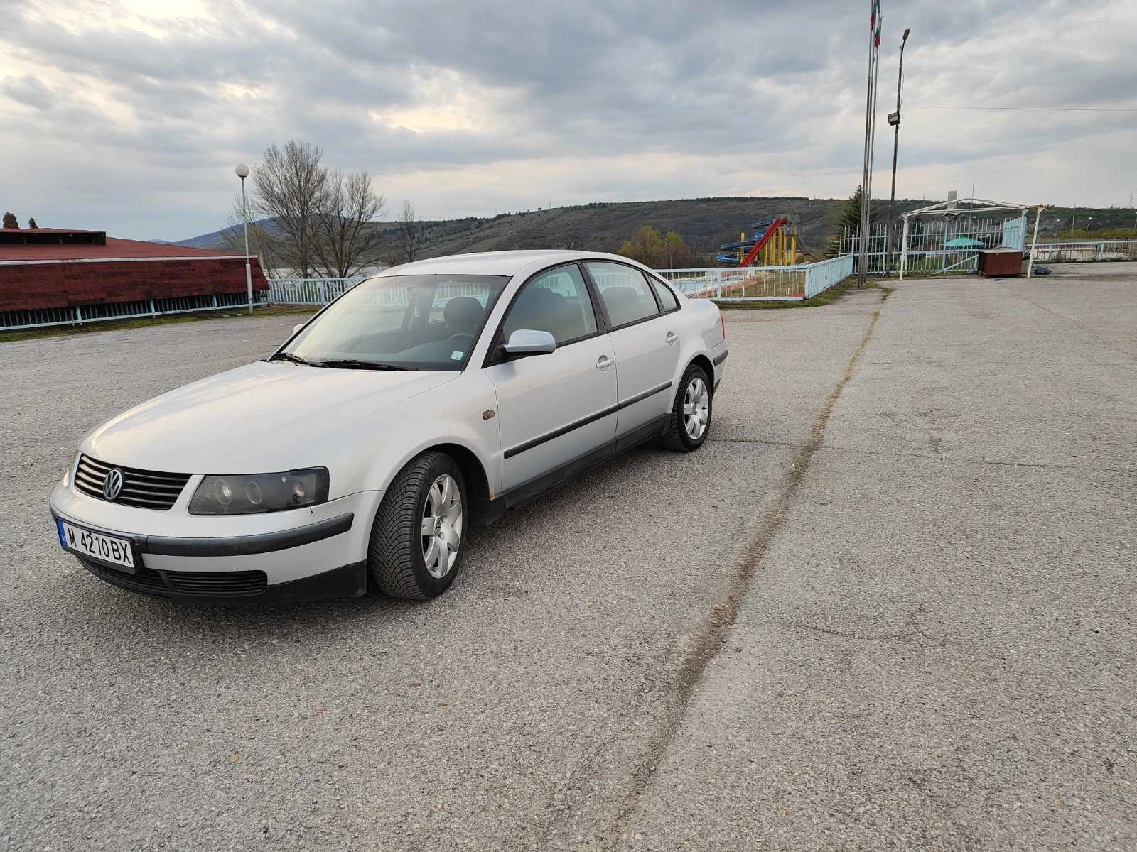 VW Passat 1.8i, седан, газ, климатроник, снимка 2 - Автомобили и джипове - 54519642