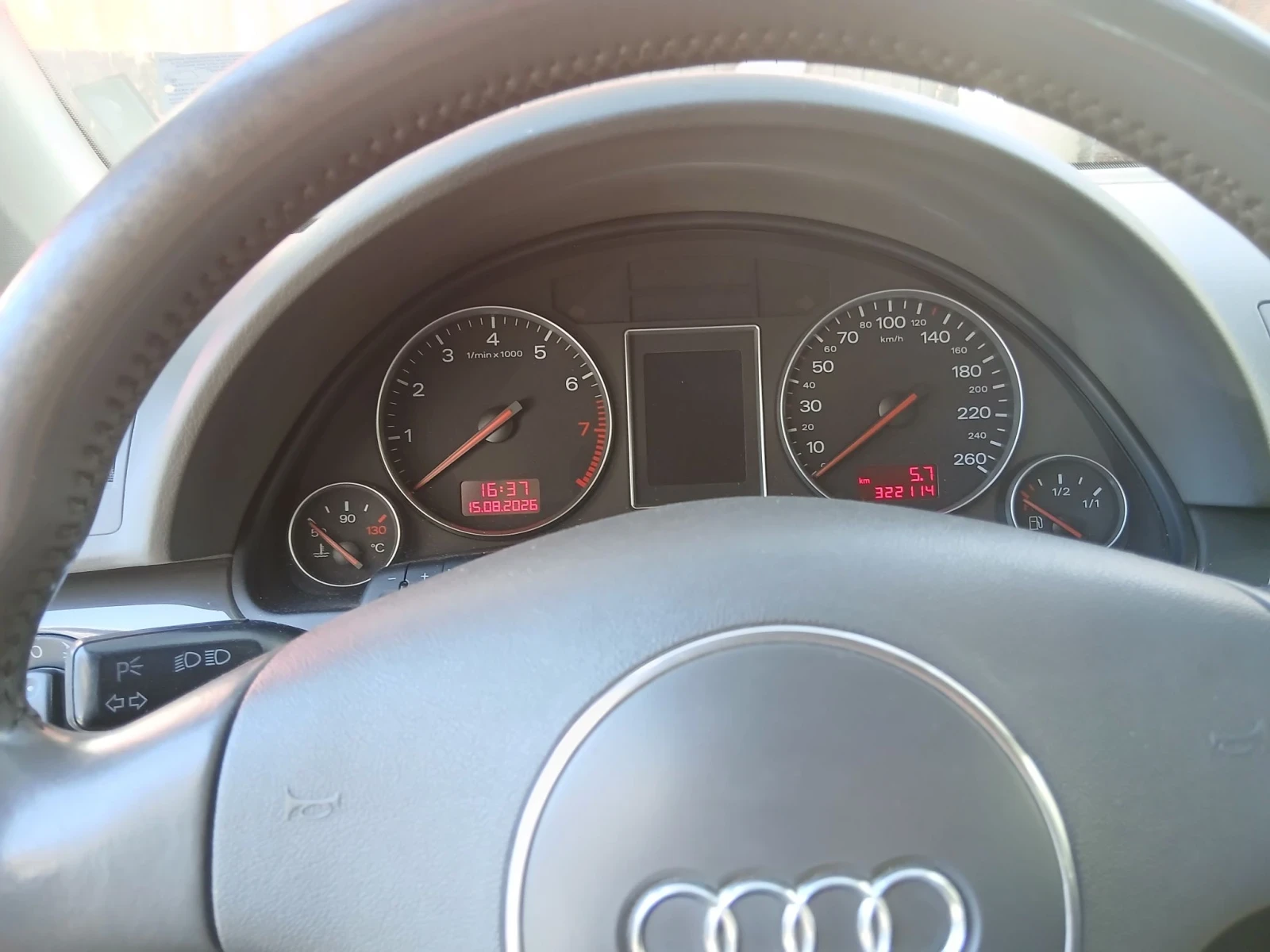 Audi A4 1.8T Quattro Газ-бензин 6 скорости , снимка 15 - Автомобили и джипове - 56048263