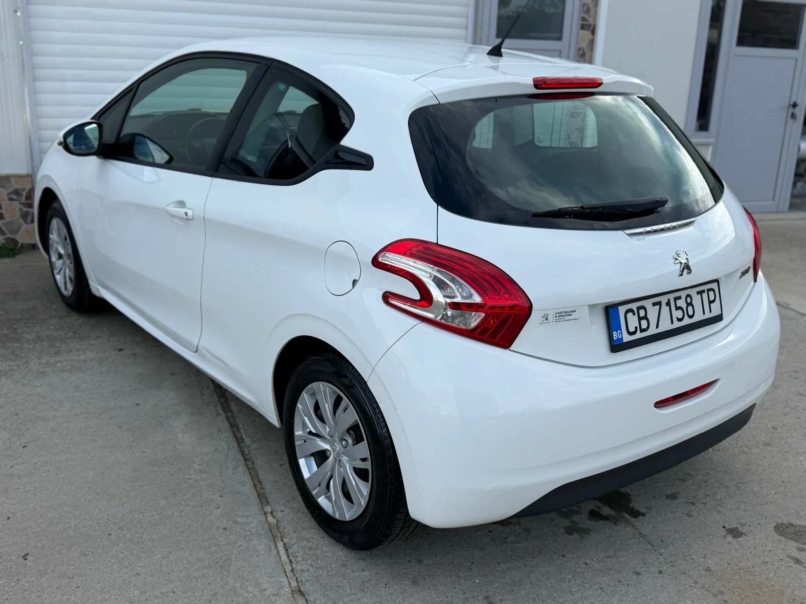 Peugeot 208 1.2i , снимка 8 - Автомобили и джипове - 56708325