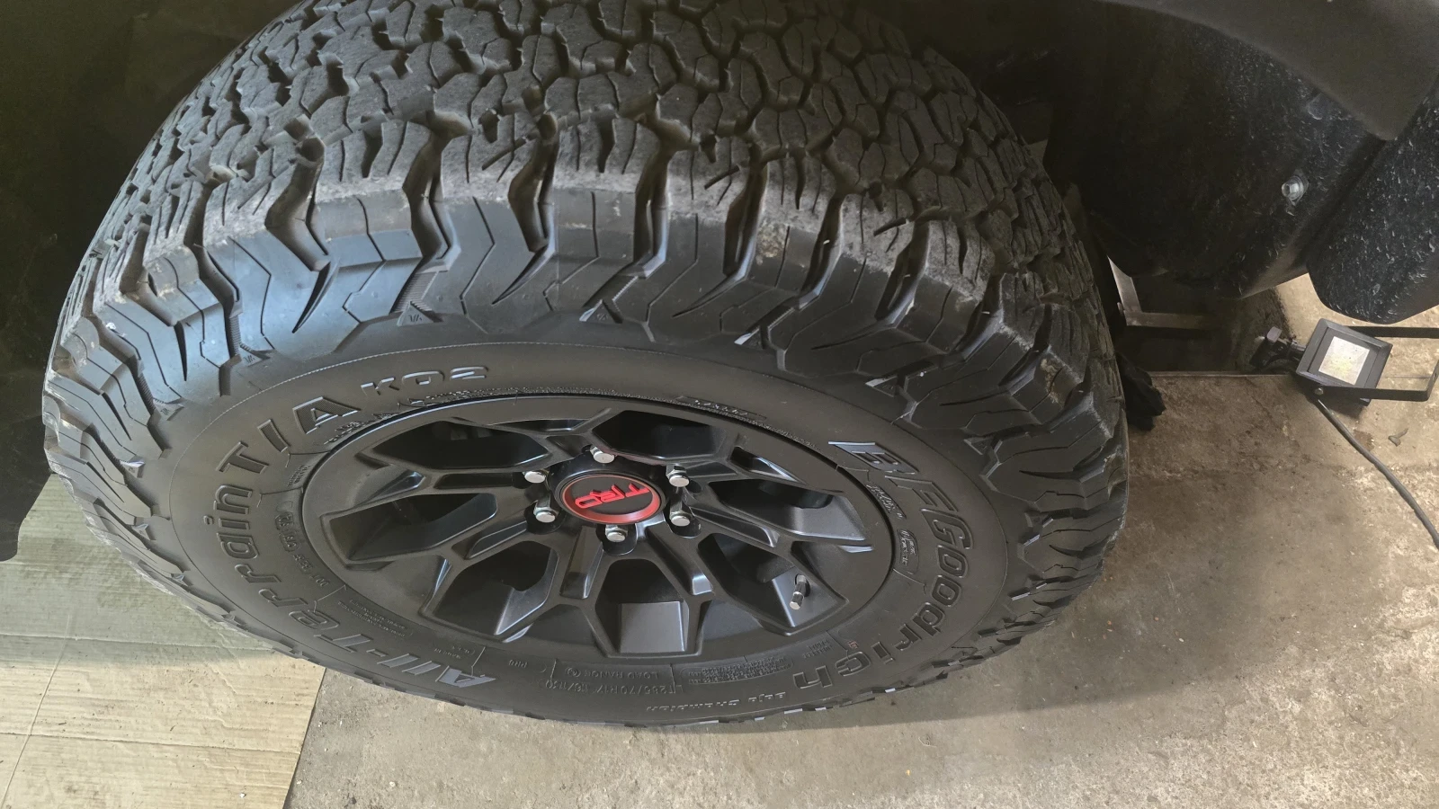 Гуми Всесезонни 285/70R17, снимка 3 - Гуми и джанти - 54863001