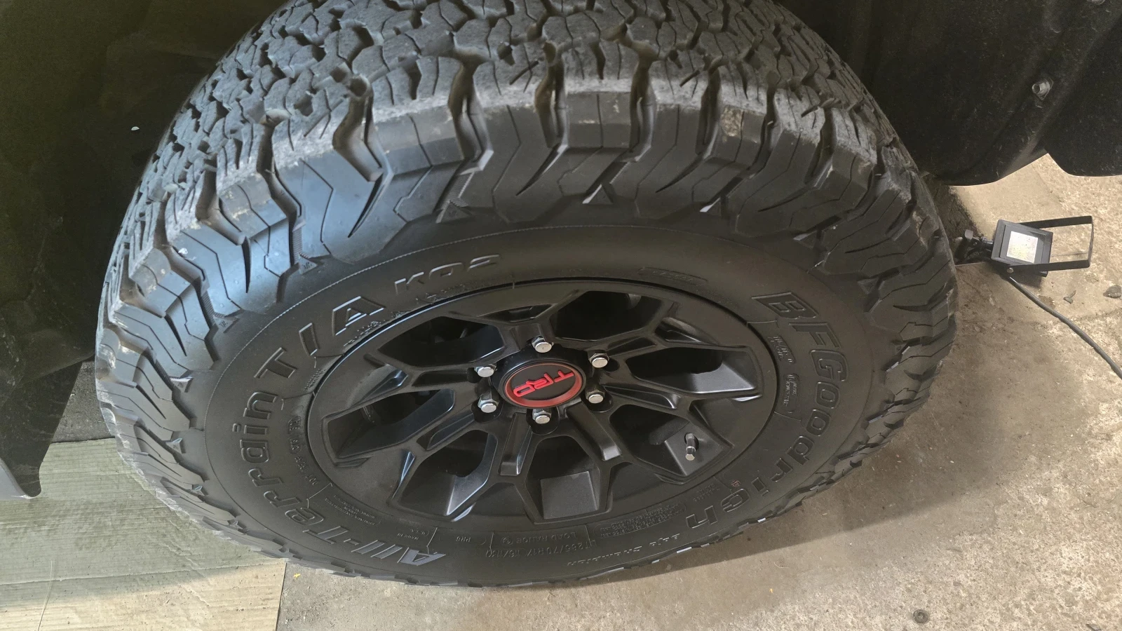 Гуми Всесезонни 285/70R17, снимка 2 - Гуми и джанти - 54863001