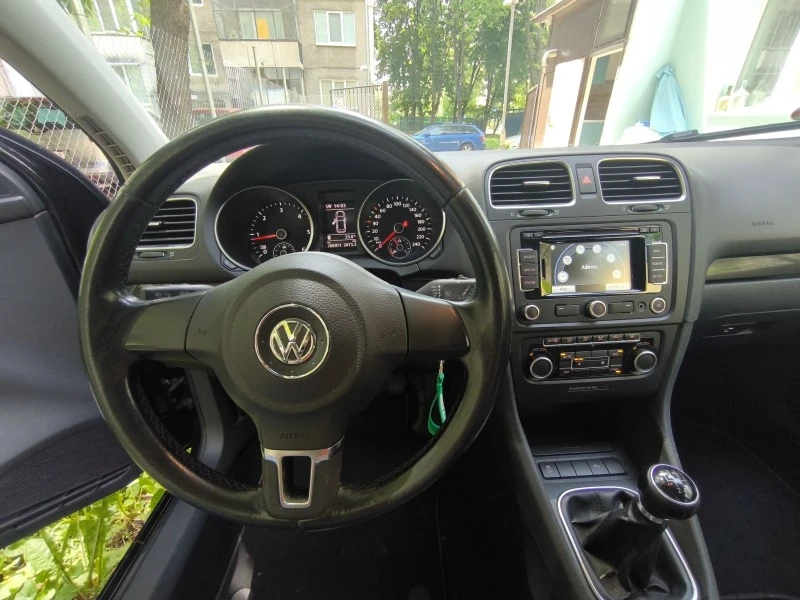 VW Golf 1.6TDI ОБСЛУЖЕН, снимка 9 - Автомобили и джипове - 47254302