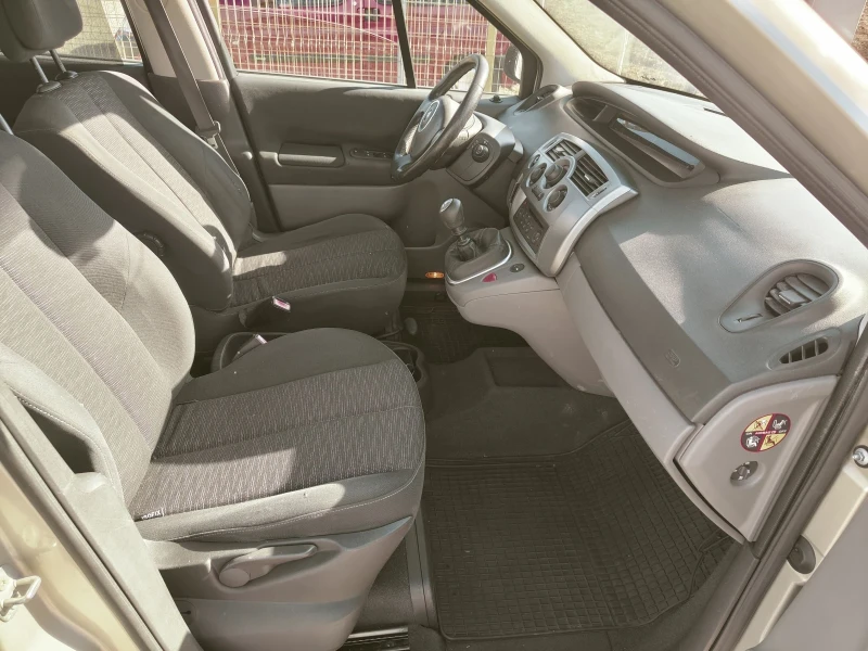 Renault Scenic 1.6 i facelift , снимка 12 - Автомобили и джипове - 46835824