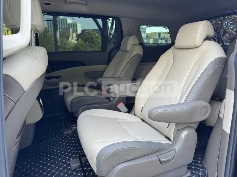Kia Carnival, снимка 11 - Автомобили и джипове - 55031614