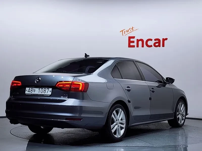 VW Jetta 2.0 TDI BLUEMOTION, снимка 2 - Автомобили и джипове - 56325090