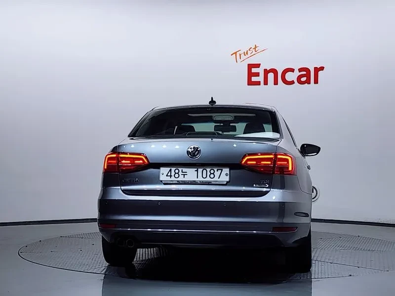 VW Jetta 2.0 TDI BLUEMOTION, снимка 4 - Автомобили и джипове - 56325090