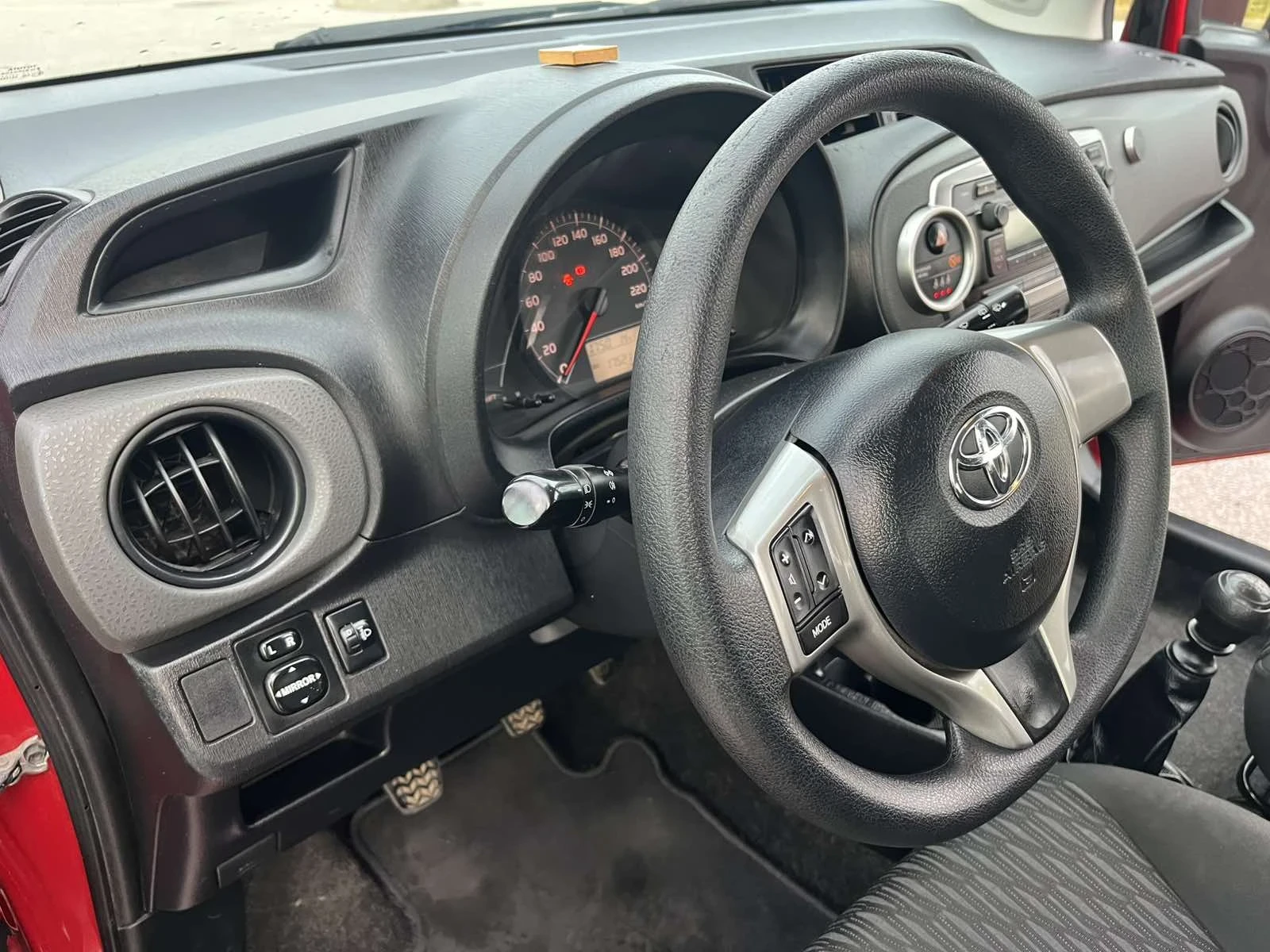 Toyota Yaris 1.3 VVT-i, снимка 8 - Автомобили и джипове - 53976888