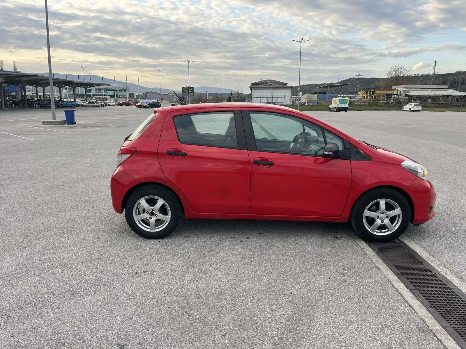 Toyota Yaris 1.3 VVT-i, снимка 9 - Автомобили и джипове - 53976888