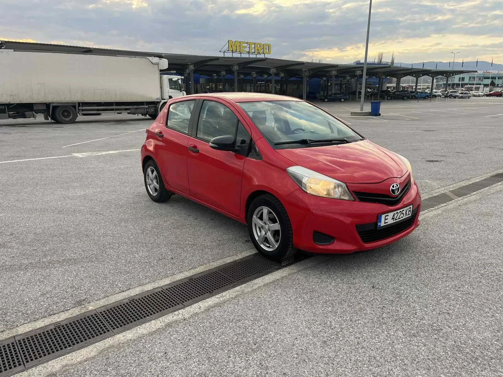 Toyota Yaris 1.3 VVT-i, снимка 7 - Автомобили и джипове - 53976888