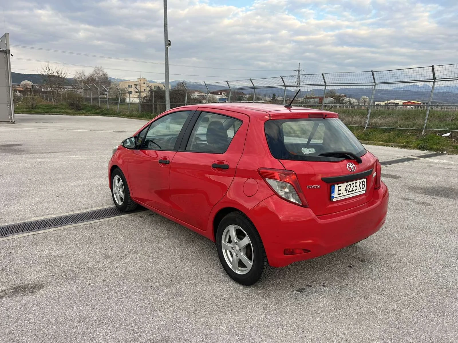 Toyota Yaris 1.3 VVT-i, снимка 4 - Автомобили и джипове - 53976888