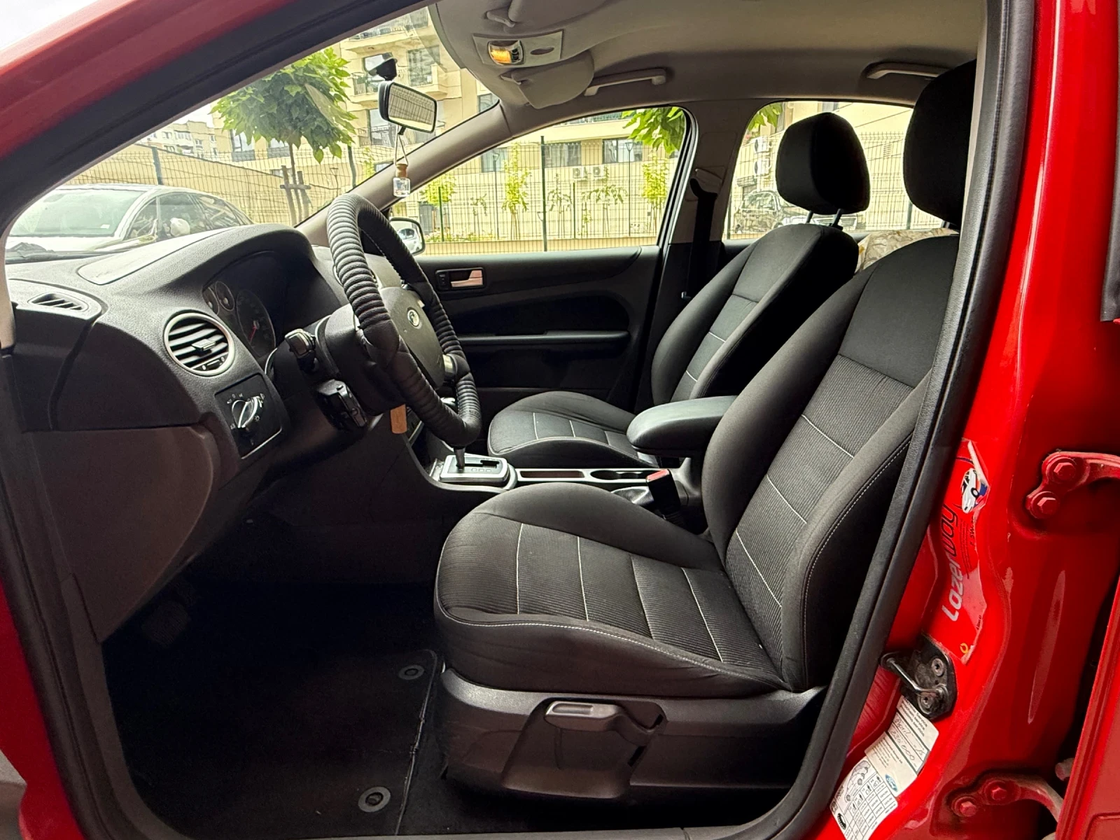 Ford Focus 1.6 автоматик, снимка 10 - Автомобили и джипове - 55407337