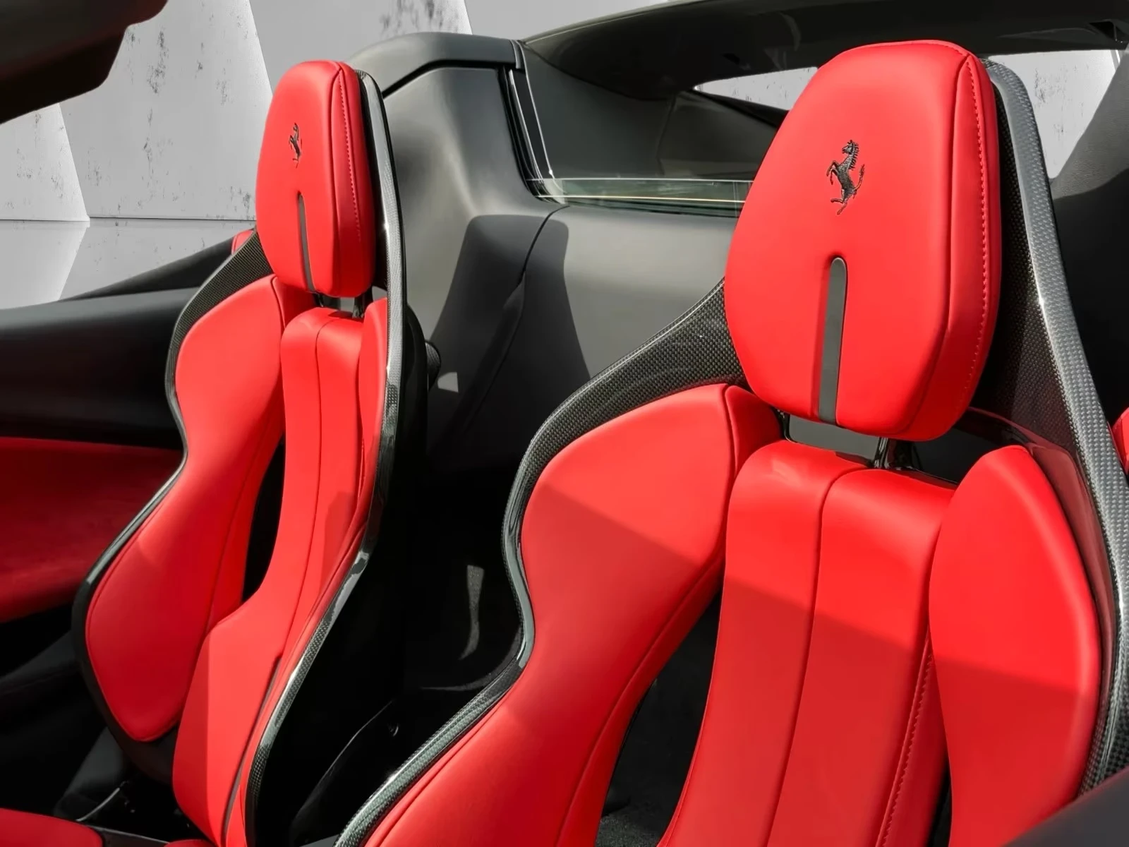 Ferrari 296 GTS LIFT / CARBON / CERAMIC / JBL / 360 / , снимка 12 - Автомобили и джипове - 55412440