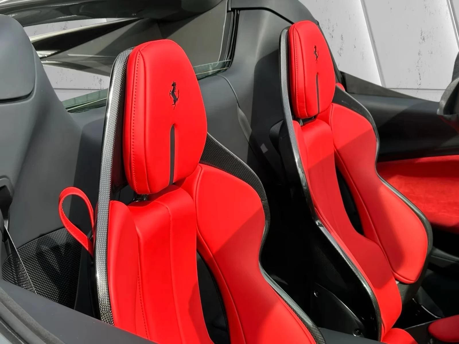 Ferrari 296 GTS LIFT / CARBON / CERAMIC / JBL / 360 / , снимка 15 - Автомобили и джипове - 55412440