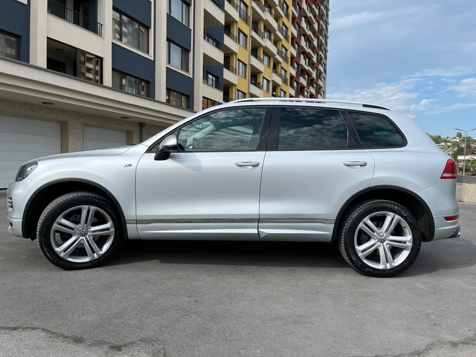 VW Touareg 3.0TDI (245к.с) R-Line - Въздух - 360 Камери - изображение 4