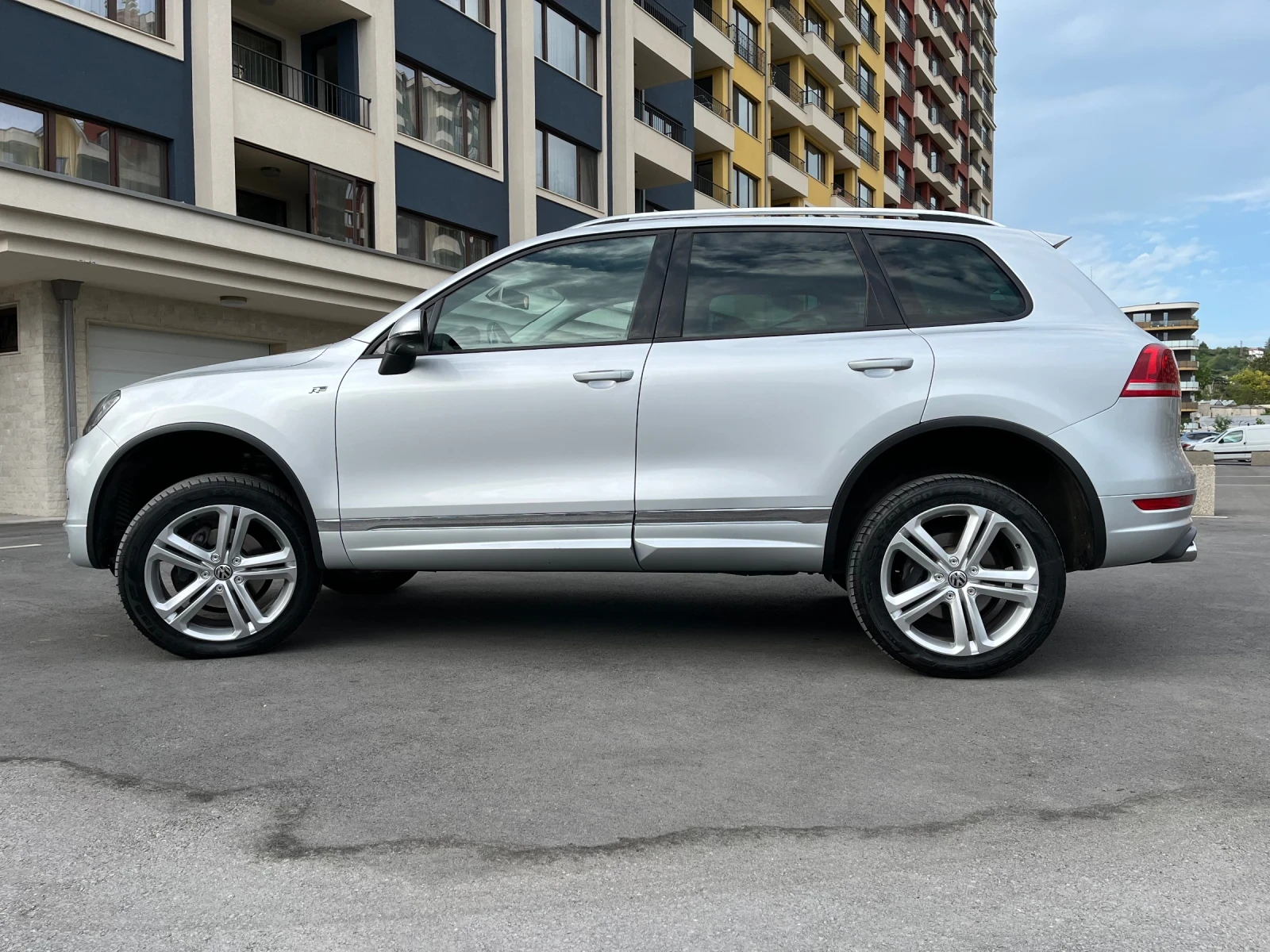 VW Touareg 3.0TDI (245к.с) R-Line - Въздух - 360 Камери - изображение 10