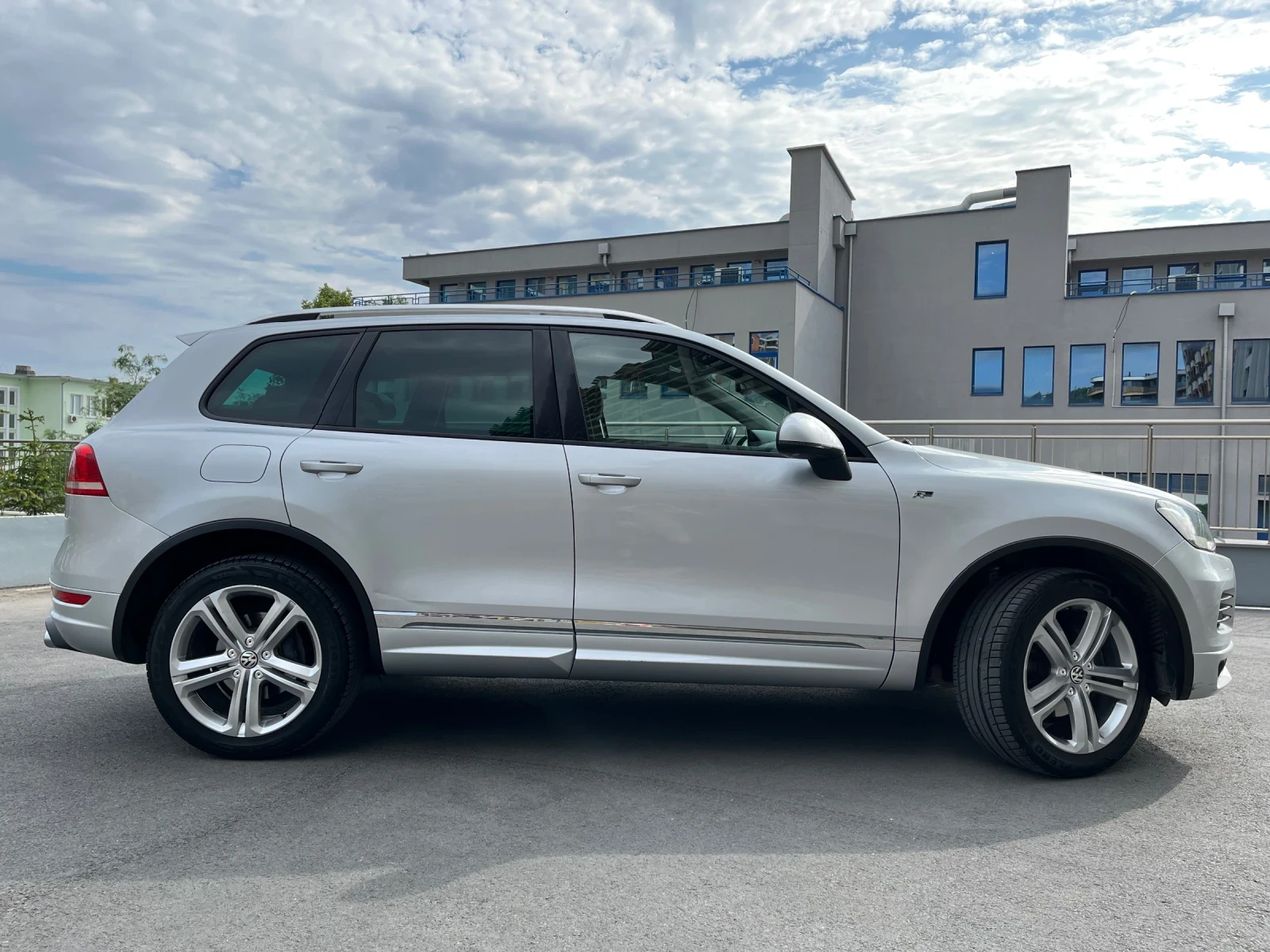 VW Touareg 3.0TDI (245к.с) R-Line - Въздух - 360 Камери - изображение 8