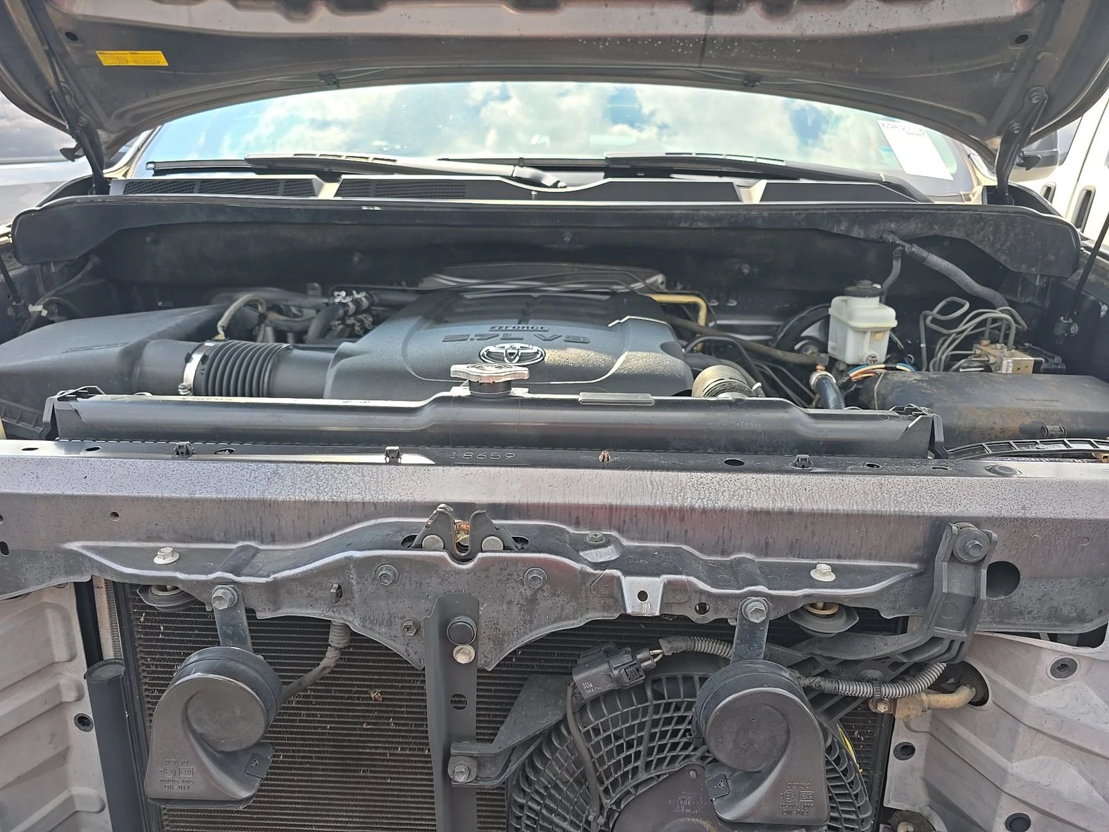 Toyota Sequoia 5.7* V8* ПОДГРЕВ* КАМЕРА* КЕЙЛЕС* , снимка 13 - Автомобили и джипове - 55976351