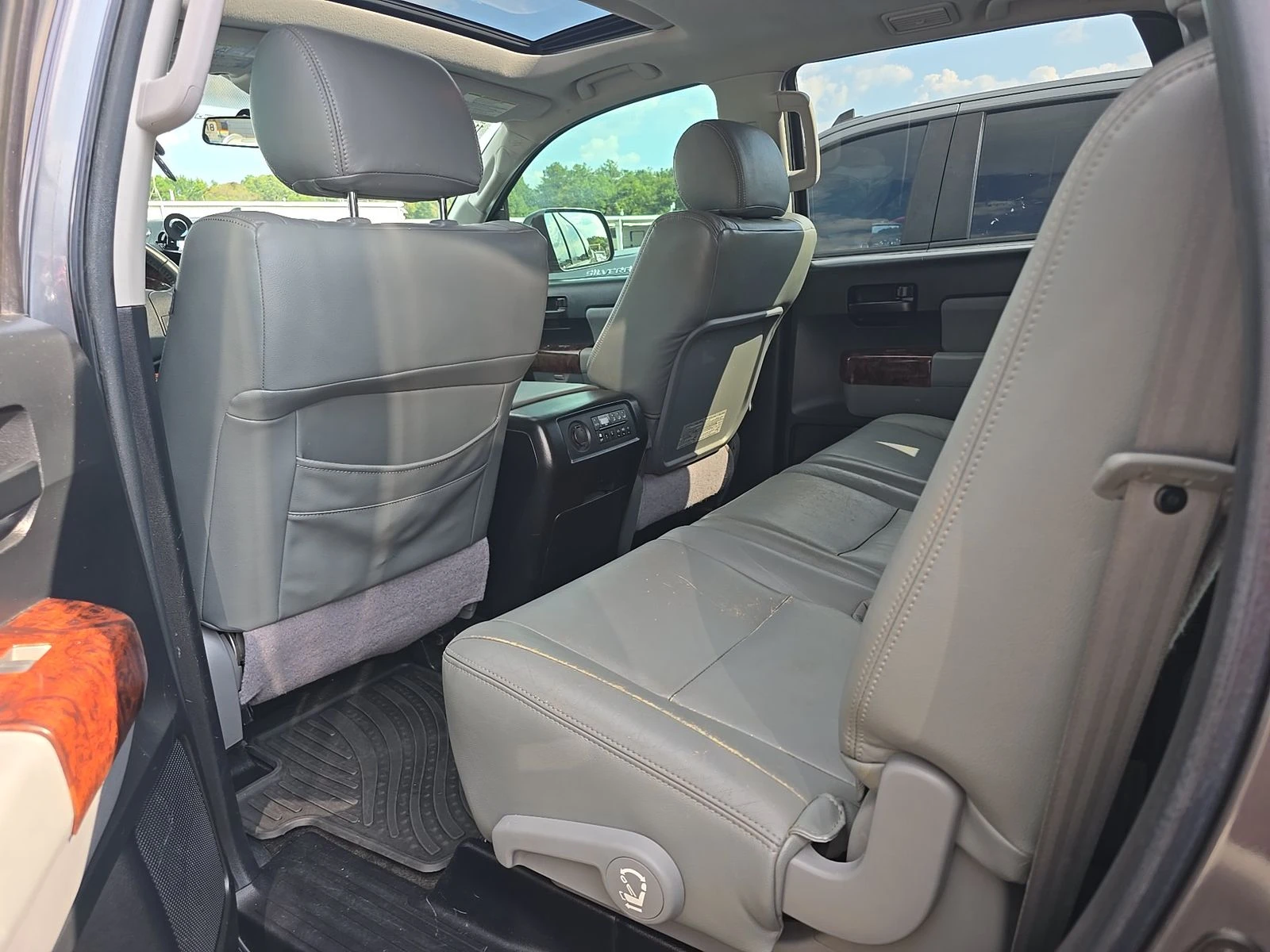 Toyota Sequoia 5.7* V8* ПОДГРЕВ* КАМЕРА* КЕЙЛЕС* , снимка 12 - Автомобили и джипове - 55976351