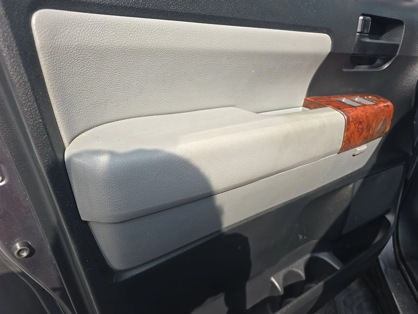 Toyota Sequoia 5.7* V8* ПОДГРЕВ* КАМЕРА* КЕЙЛЕС* , снимка 8 - Автомобили и джипове - 55976351