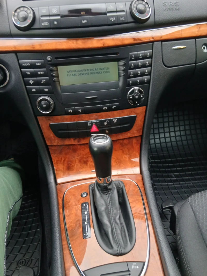 Mercedes-Benz E 220 Елеганс, снимка 8 - Автомобили и джипове - 52539711