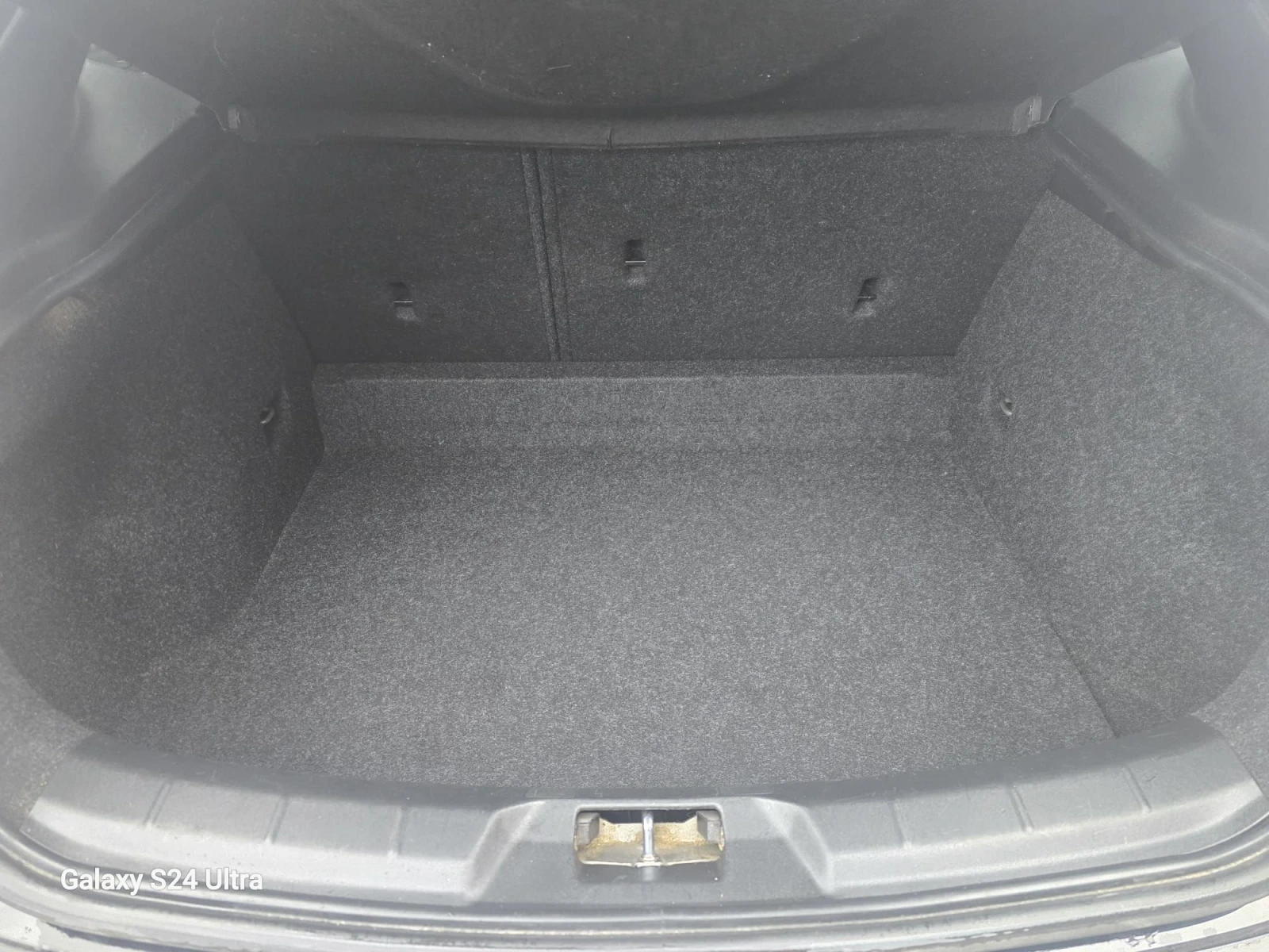 Volvo V40 2.0D R.DESIGN, снимка 13 - Автомобили и джипове - 54034331