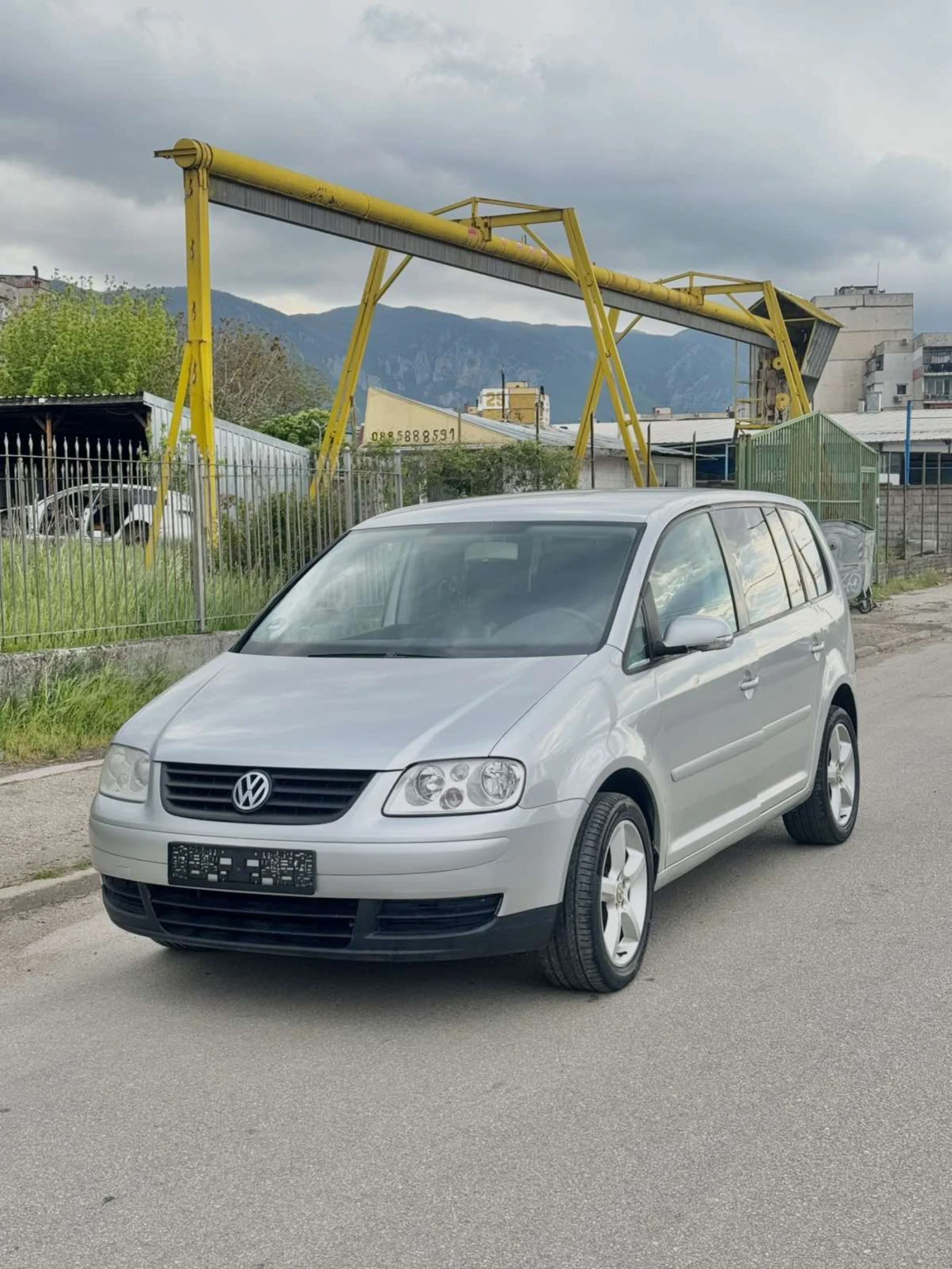 VW Touran 1.9 105кс, снимка 2 - Автомобили и джипове - 54391647