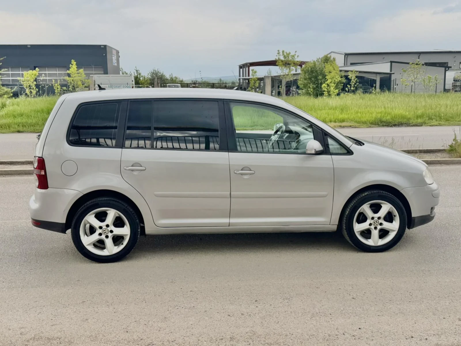 VW Touran 1.9 105кс, снимка 7 - Автомобили и джипове - 54391647