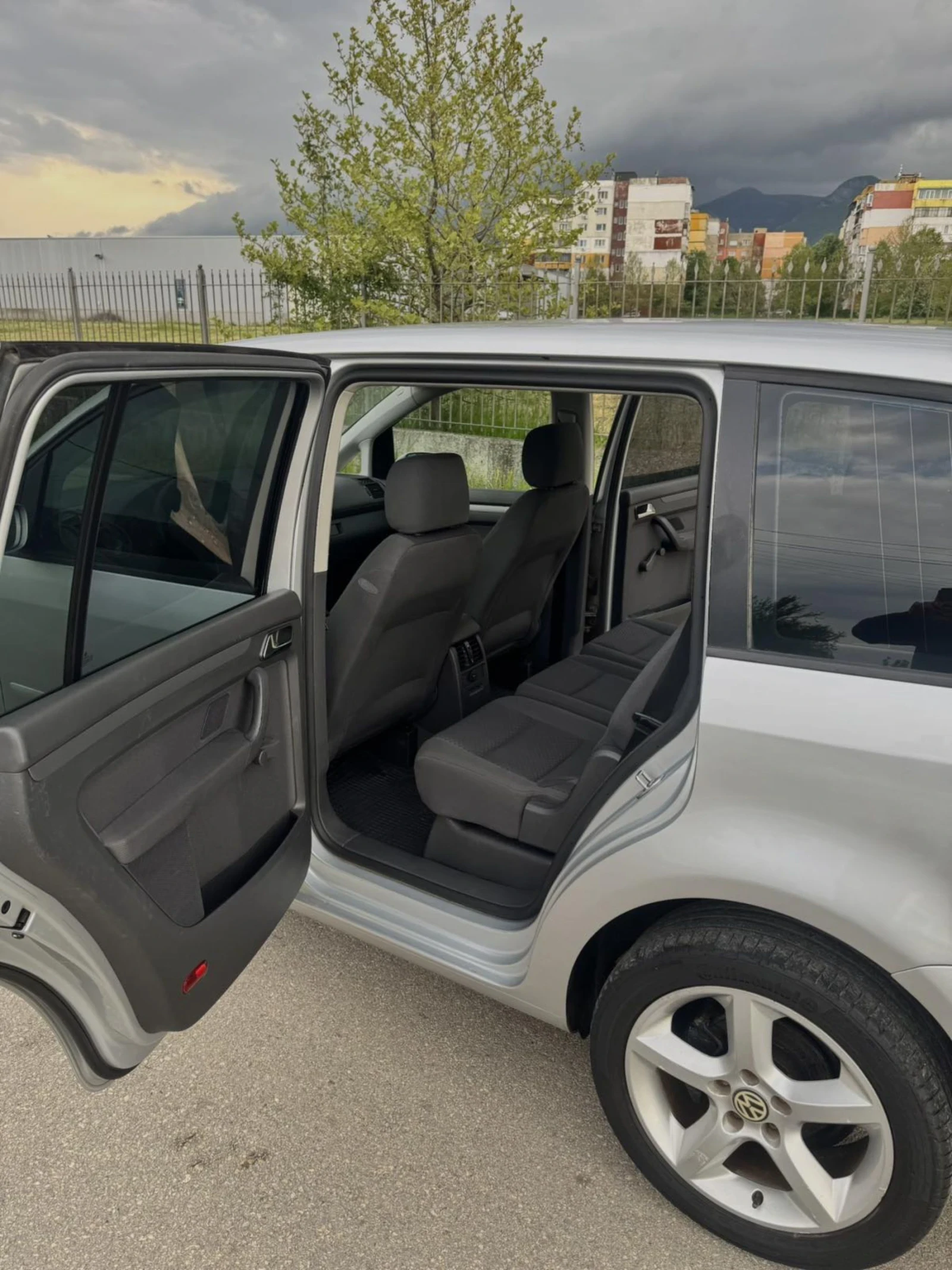 VW Touran 1.9 105кс, снимка 11 - Автомобили и джипове - 54391647