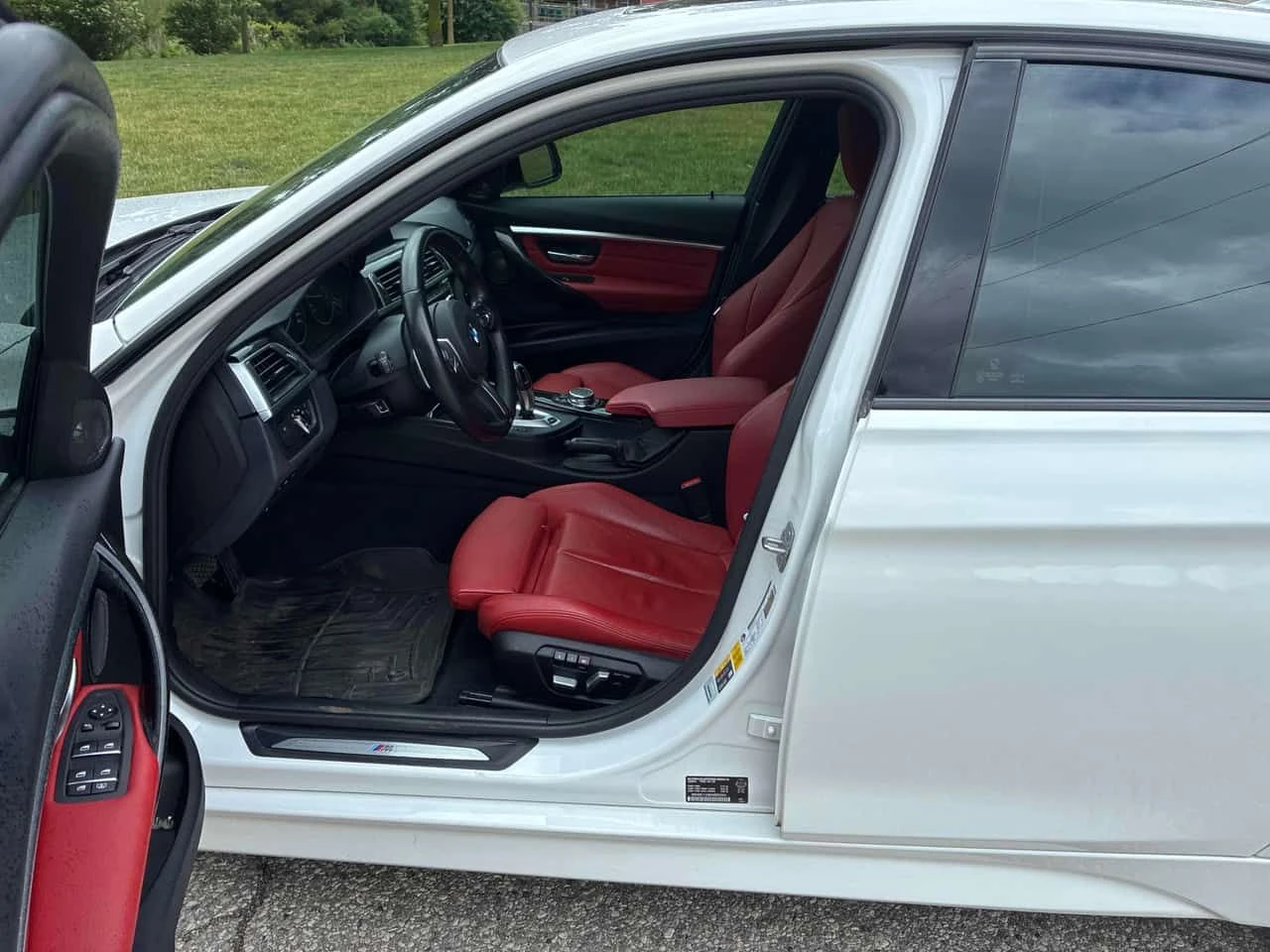 BMW 330 * 330e * АВТОКРЕДИТ БЕЗ ПЪРВОНАЧАЛНА ВНОСКА* , снимка 13 - Автомобили и джипове - 55156890
