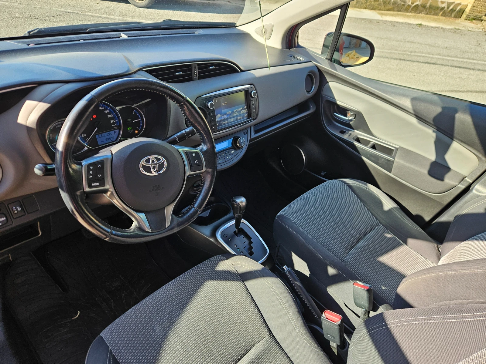 Toyota Yaris Hybrid , снимка 8 - Автомобили и джипове - 55463971