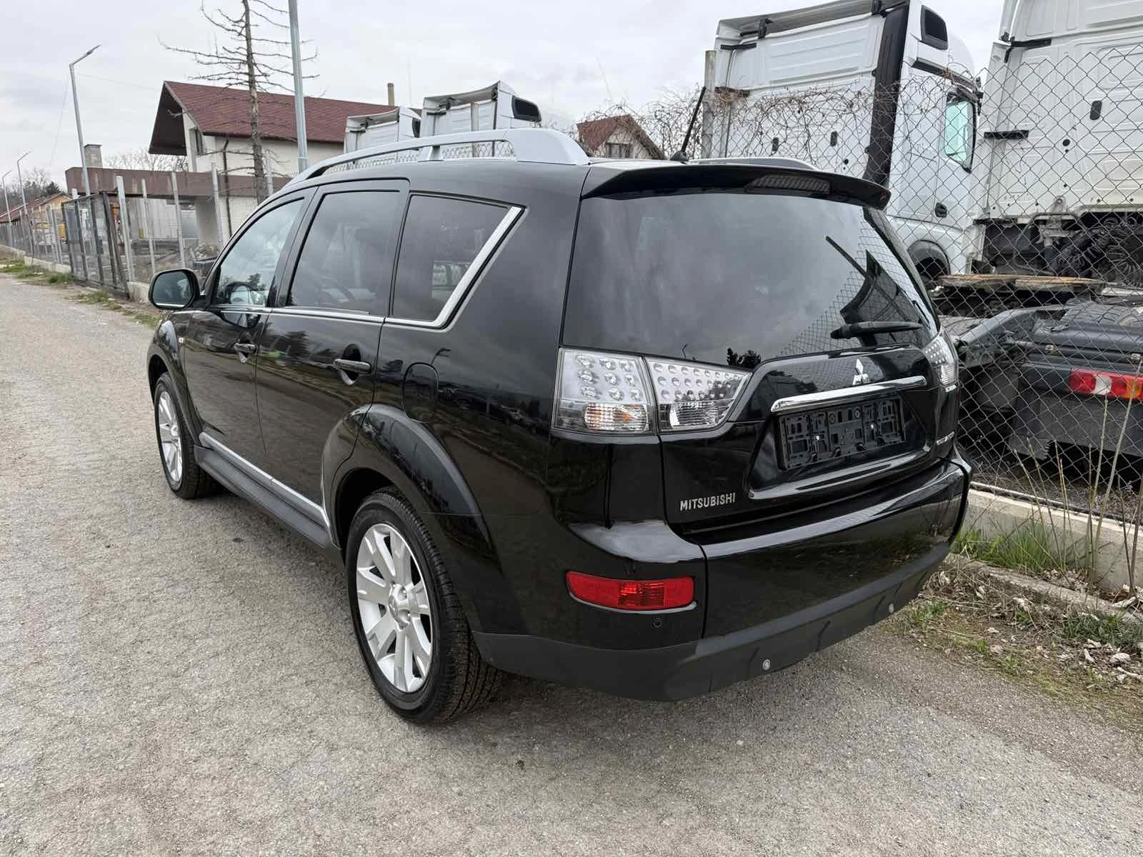 Mitsubishi Outlander 2.4i Швейцария, снимка 3 - Автомобили и джипове - 54046090
