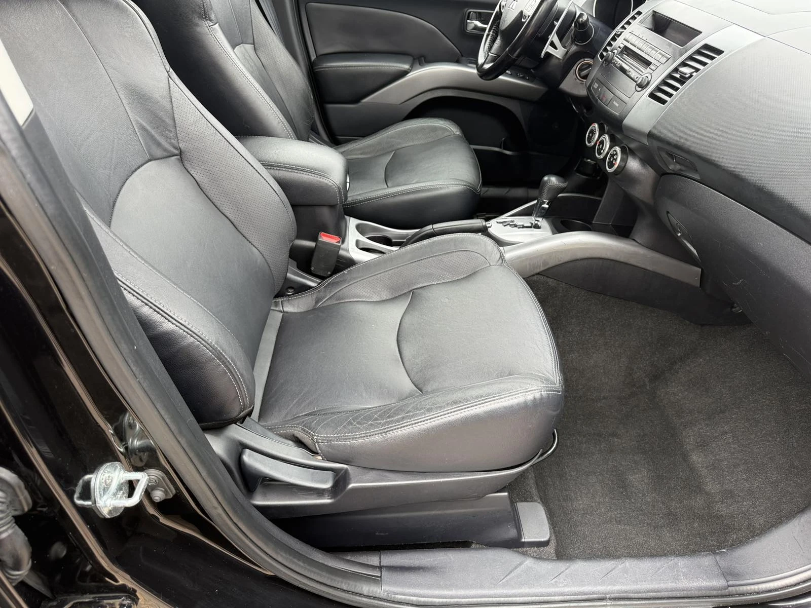 Mitsubishi Outlander 2.4i Швейцария, снимка 8 - Автомобили и джипове - 54046090