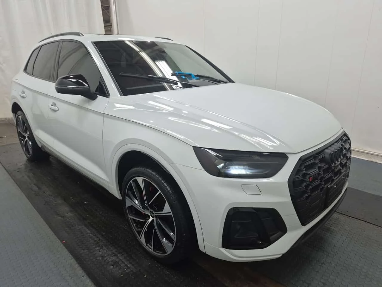 Audi SQ5 TECHNIK| BANG & OLUFSEN| PANO| ЧЕРВЕН САЛОН| CARFA, снимка 2 - Автомобили и джипове - 54228092