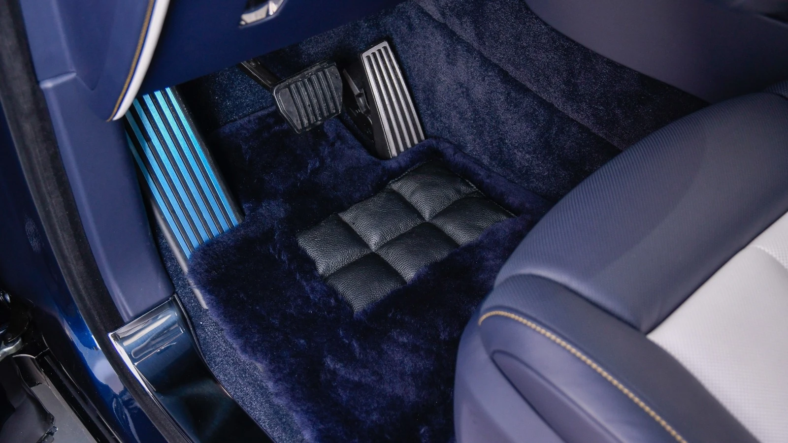 Rolls-Royce Cullinan 6.7 V12 AWD , снимка 6 - Автомобили и джипове - 56125707
