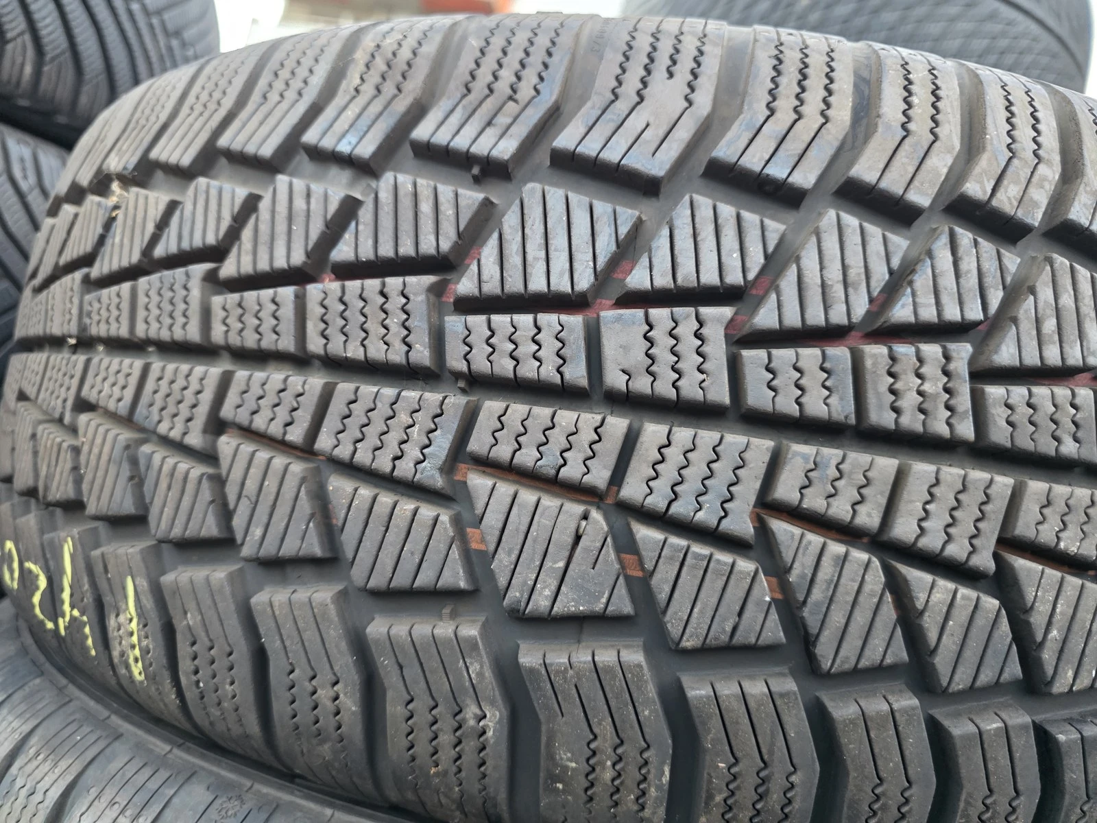 Гуми Зимни 225/55R17, снимка 5 - Гуми и джанти - 56663245