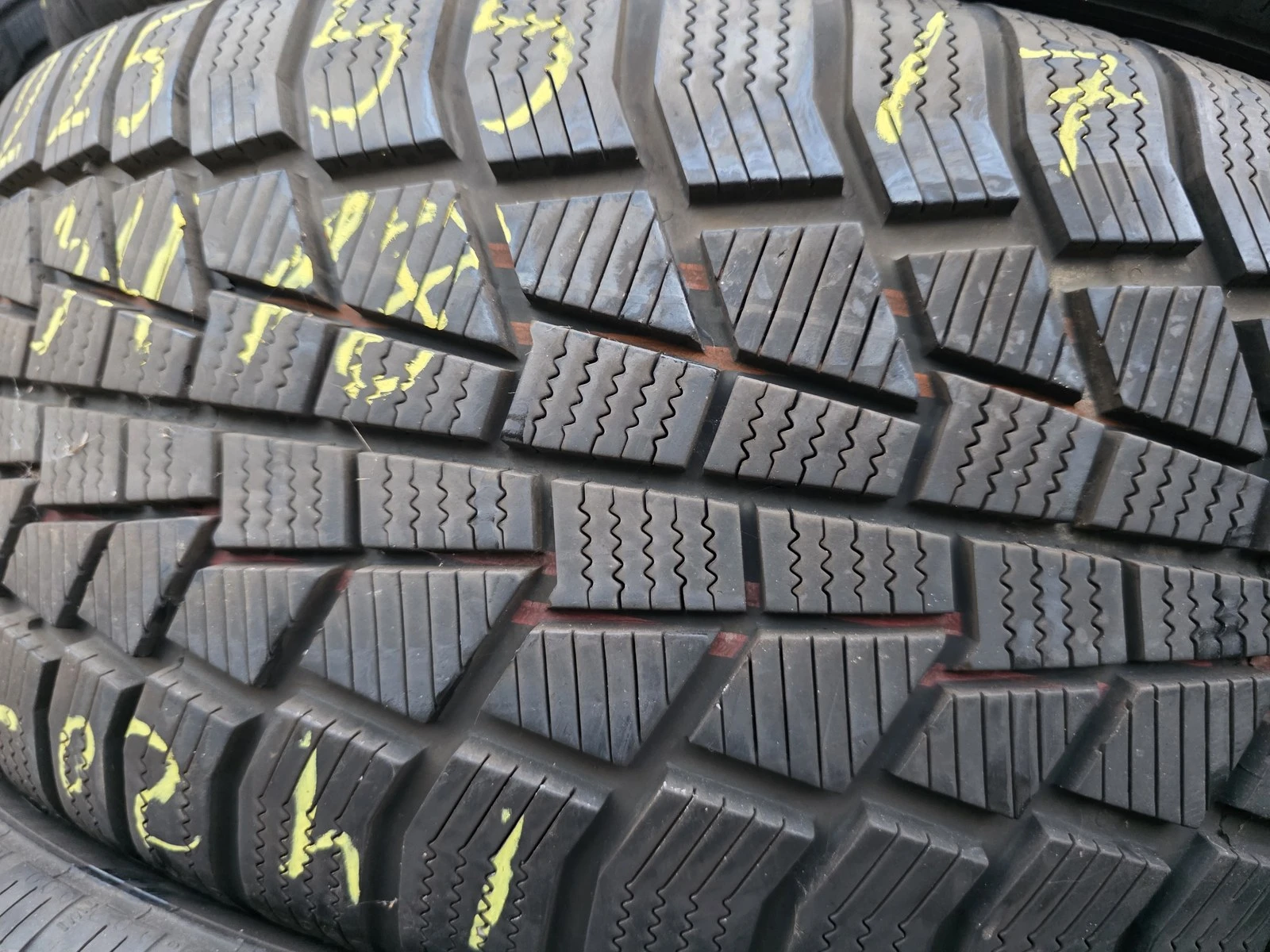 Гуми Зимни 225/55R17, снимка 6 - Гуми и джанти - 56663245