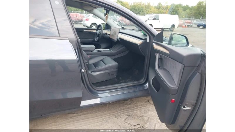 Tesla Model Y Long range 4x4, снимка 11 - Автомобили и джипове - 52452121