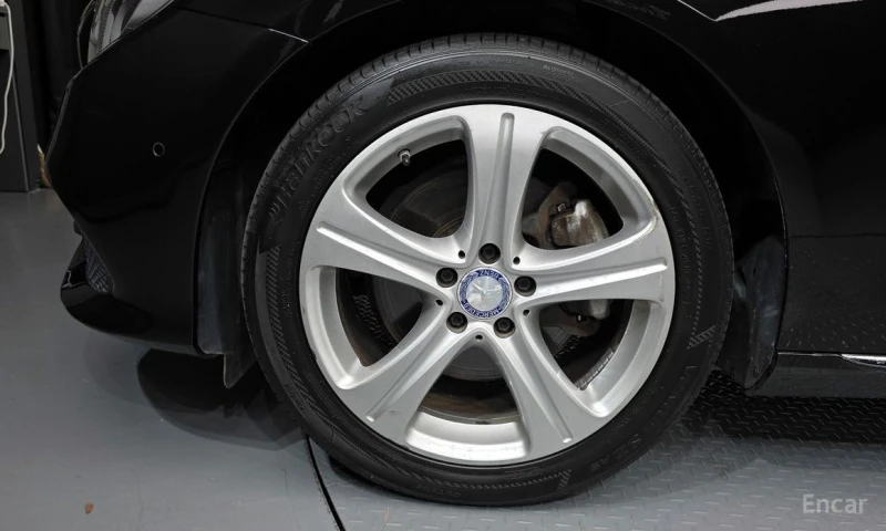 Mercedes-Benz E 220, снимка 5 - Автомобили и джипове - 52992345