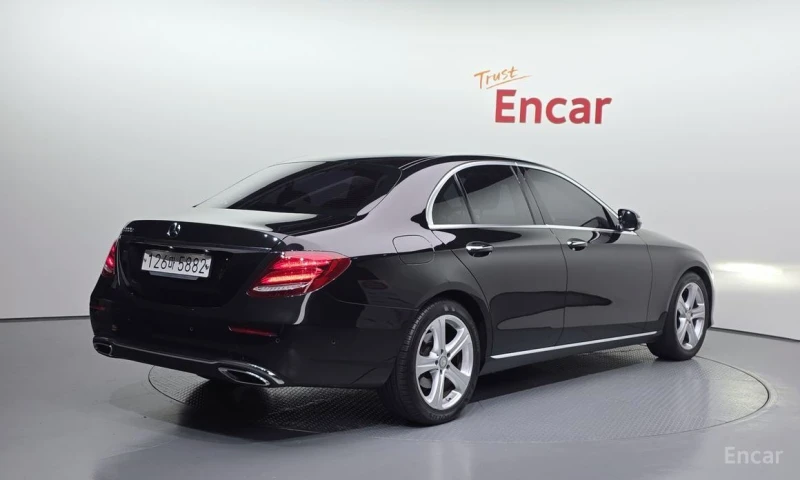 Mercedes-Benz E 220, снимка 2 - Автомобили и джипове - 52992345