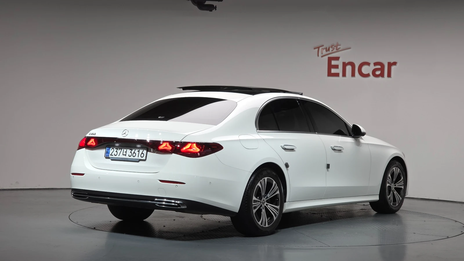 Mercedes-Benz E 200 ОБДУХВАНЕ/ПАНОРАМА/ДИСТРОНИК/360 КАМЕРИ, снимка 4 - Автомобили и джипове - 55404444