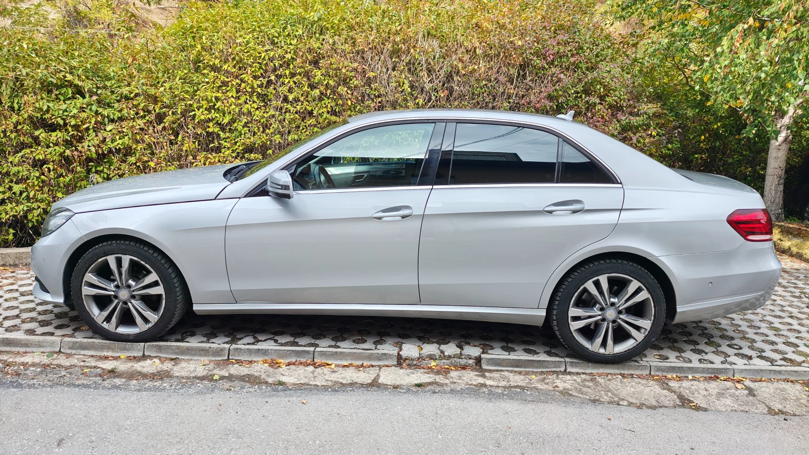 Mercedes-Benz E 220, снимка 2 - Автомобили и джипове - 56519872