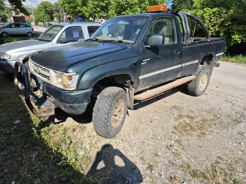 Toyota Hilux 2.4TD, снимка 2 - Автомобили и джипове - 46834434