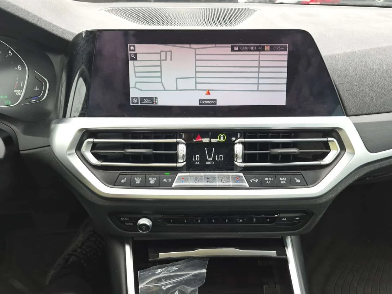 BMW 330 i xDrive/ПОДГРЕВИ/ШИБИДАХ, снимка 9 - Автомобили и джипове - 55197318