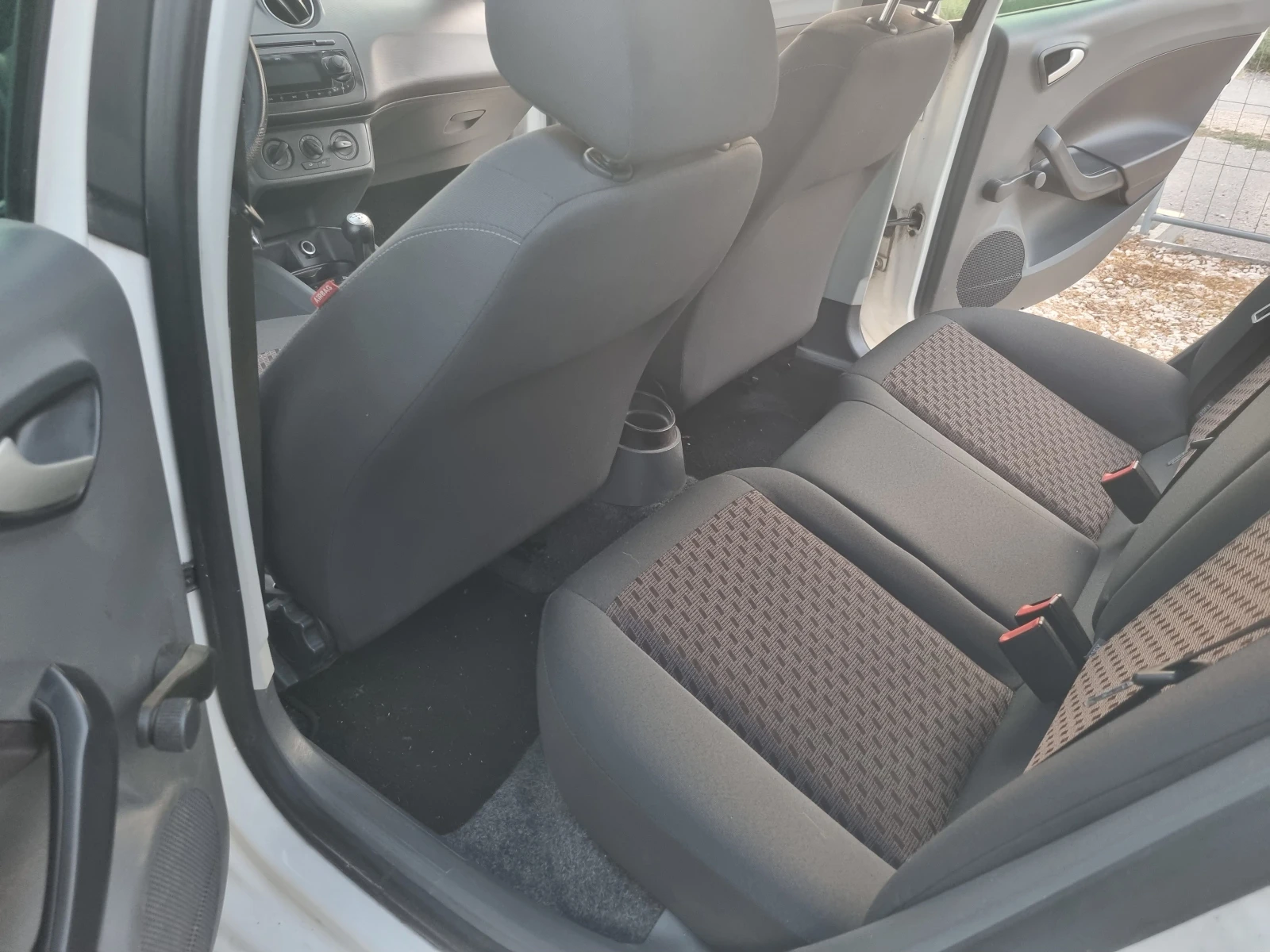 Seat Ibiza 1.6TDI INDIVIDUAL , снимка 11 - Автомобили и джипове - 55966380